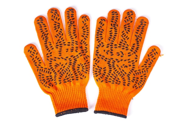 Guantes de trabajo naranja aislado sobre fondo blanco.