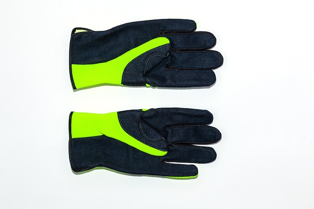 Guantes de trabajo sobre fondo blanco verde negro con cuero negro y material sintético verde