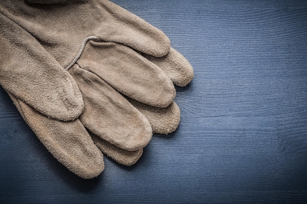 Guantes de trabajo en tablero azul oscuro