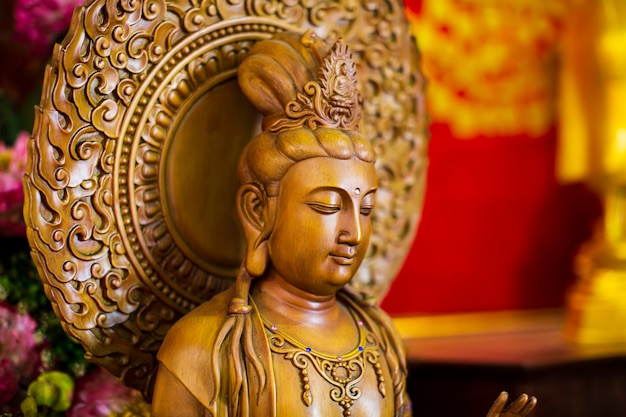 Guanyin Close up face esculpida em um lindo templo chinês de madeira na Tailândia