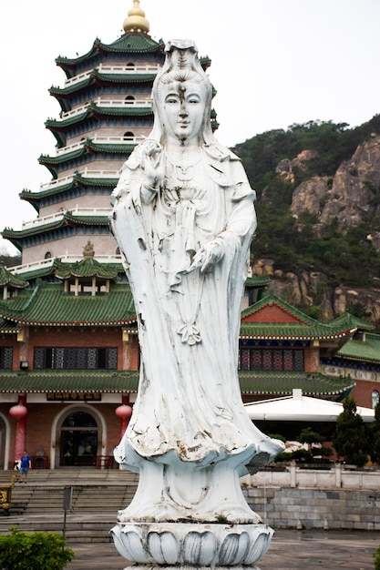 Guanyin oder Guan Yin Bodhisattva-Göttinstatue für Chinesen besuchen am 7. Mai 2018 in Chaozhou China den Tiantan-Tempel im Tian-Tan-Garten in Shantou oder Swatow