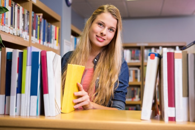 Guapa estudiante en la biblioteca