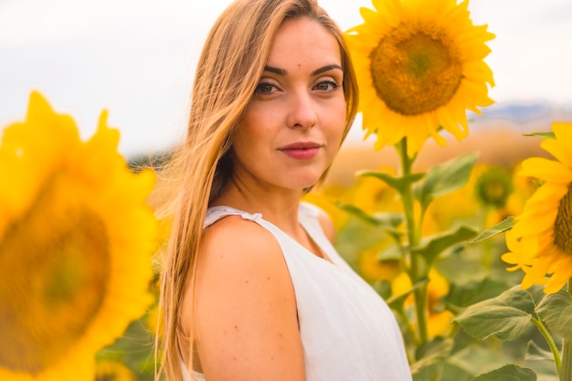 Una guapa rubia en un campo de girasoles