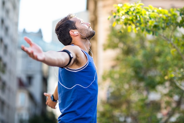 Un guapo atleta disfrutando del sol