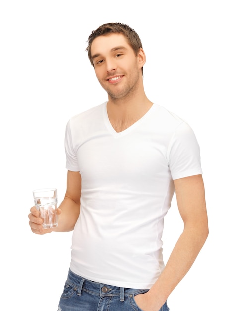 guapo, en, camisa blanca, con, vaso de agua