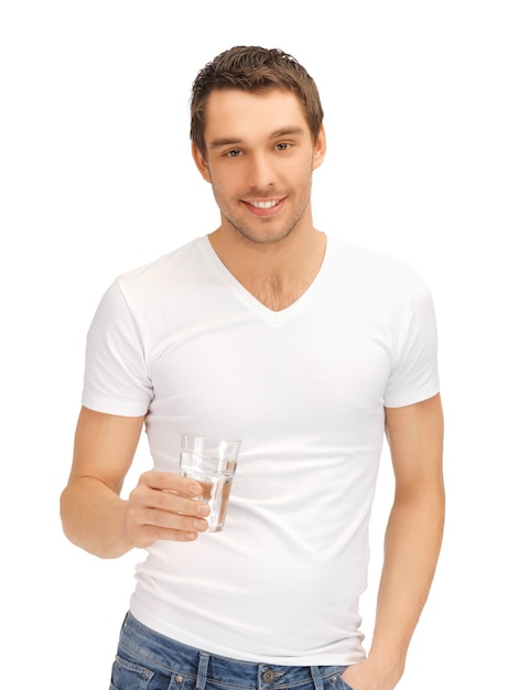 guapo, en, camisa blanca, con, vaso de agua