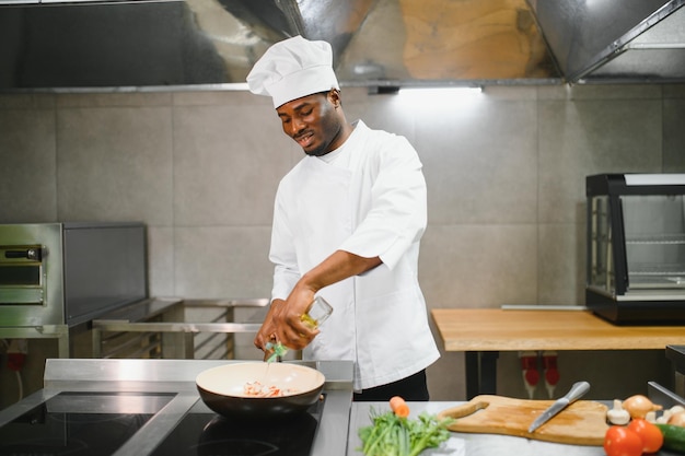 El guapo chef afroamericano en la cocina del restaurante