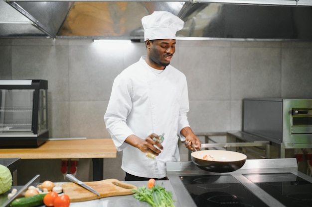El guapo chef afroamericano en la cocina del restaurante