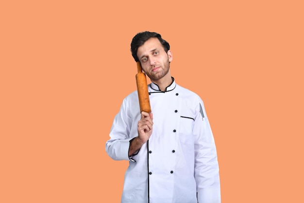 guapo chef cocinero sosteniendo rodillo modelo pakistaní indio