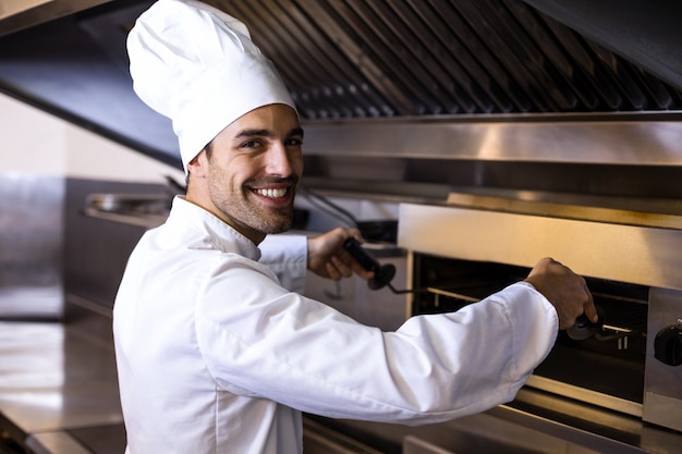 Guapo chef preparando parrilla