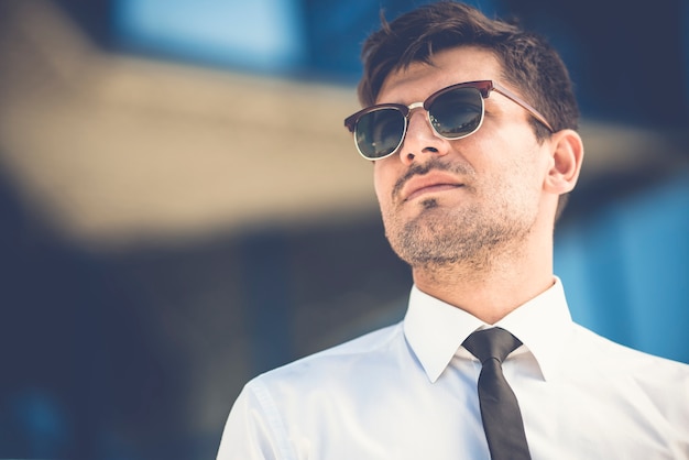 Foto el guapo empresario de gafas de sol