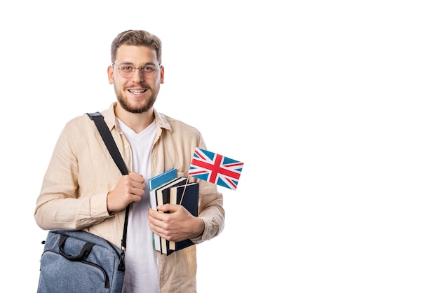 Guapo estudiante barbudo sosteniendo libros de bolso