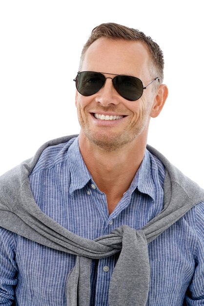 Foto guapo fresco y retrato de un hombre con gafas de sol aislado sobre un fondo blanco en el estudio feliz chico maduro confiado y relajado con estilo de confianza y sombras para el verano en un telón de fondo