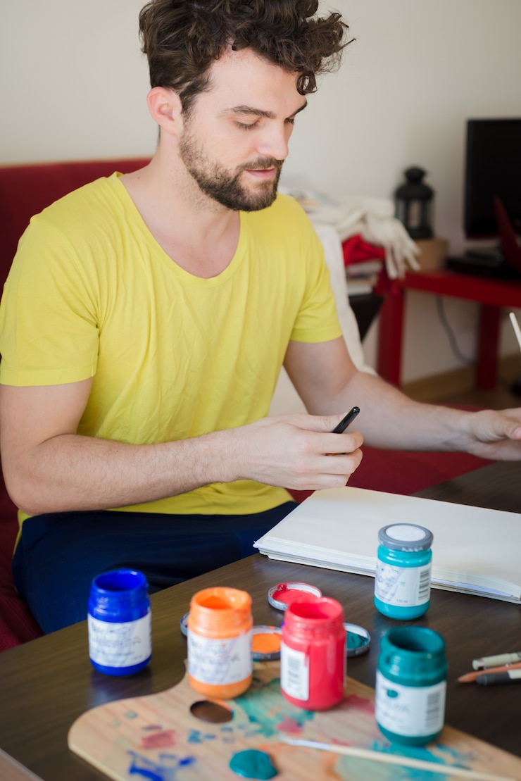 Foto guapo hipster hombre moderno pintura