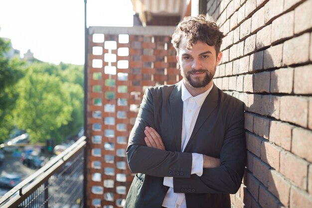 Foto guapo hipster moderno elegante hombre