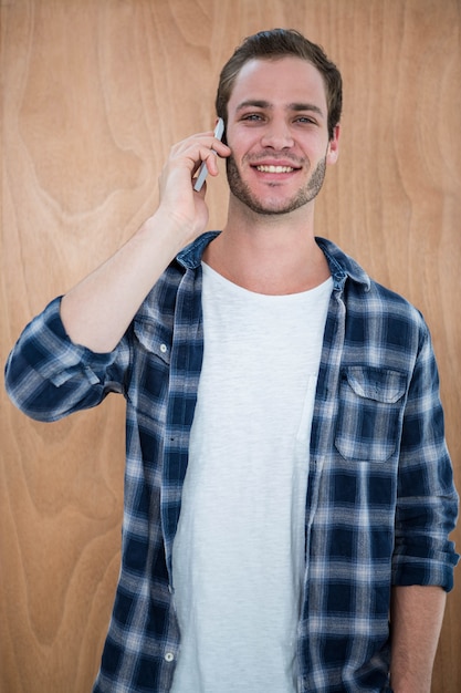 Guapo hipster en el teléfono