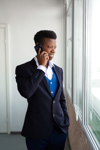 guapo, hombre africano, con, teléfono móvil