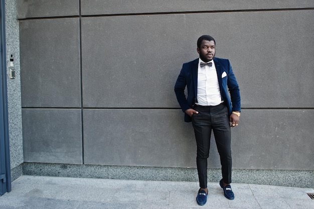 Guapo hombre afroamericano de moda en ropa formal y pajarita