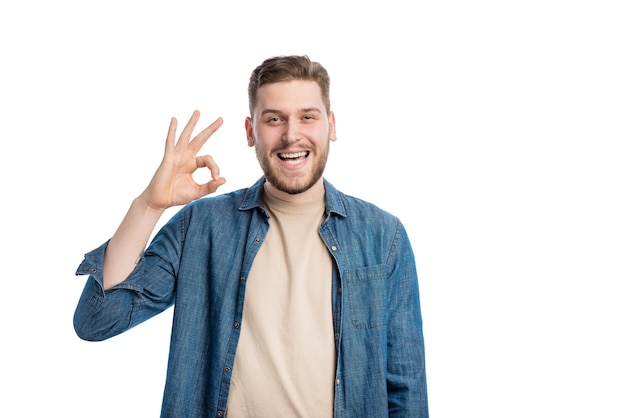 Guapo hombre alegre en denim de moda