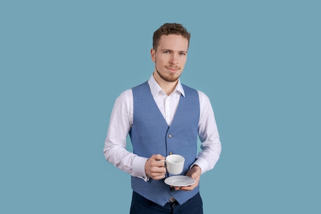 Guapo hombre barbudo con barba en cara seria en camisa en traje azul