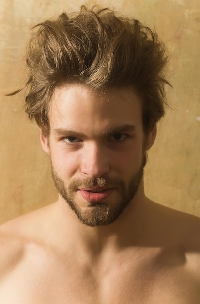 Guapo hombre barbudo con barba y corte de pelo con estilo