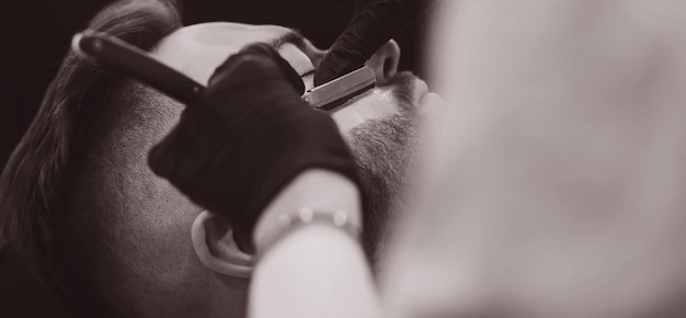 Guapo hombre barbudo en una barbería