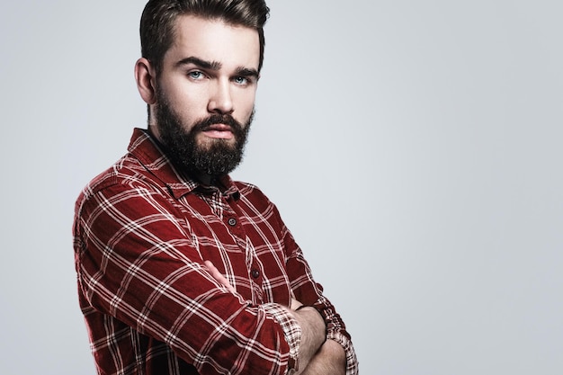 Guapo hombre barbudo con camisa a cuadros