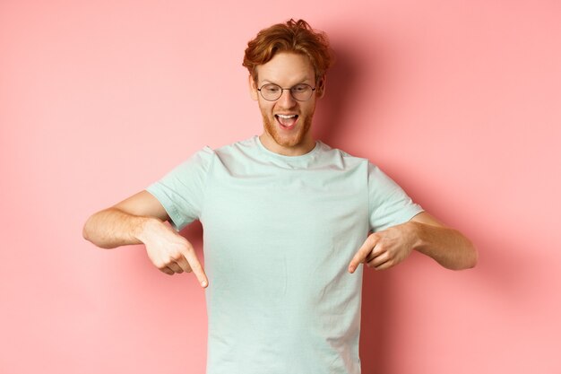 Guapo hombre caucásico con pelo rojo desordenado y gafas