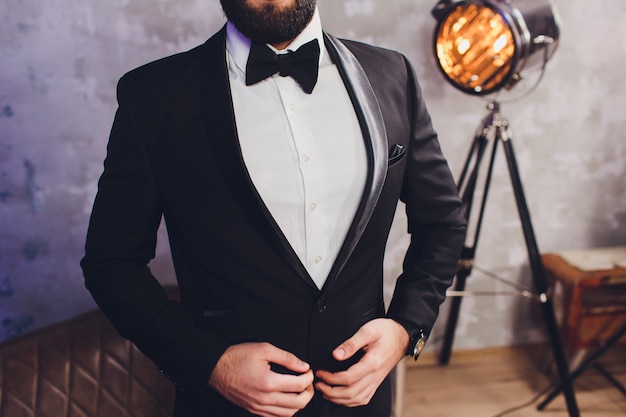 guapo hombre elegante en elegante traje negro.