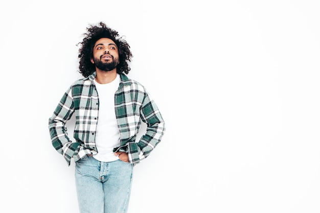 Guapo hombre hipster sonriente posando en el estudio