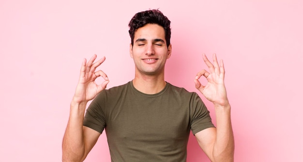 Guapo hombre hispano que parece concentrado y meditando sintiéndose satisfecho y relajado pensando o tomando una decisión