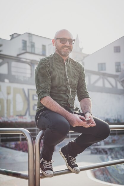 Foto guapo hombre de mediana edad escuchando música