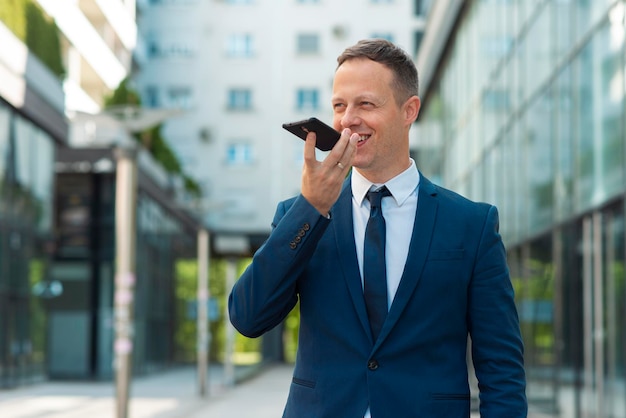 Guapo hombre de negocios hablando por teléfono