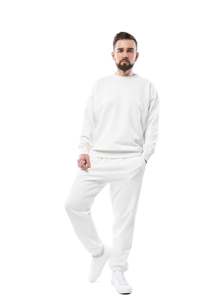 Guapo hombre vestido con ropa blanca en blanco aislado sobre fondo blanco.