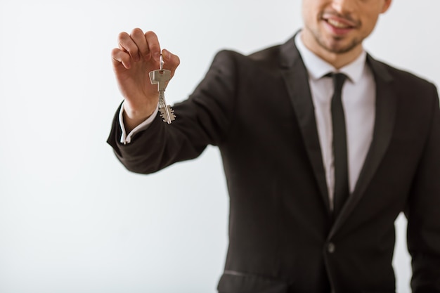 Guapo joven empresario en traje clásico.