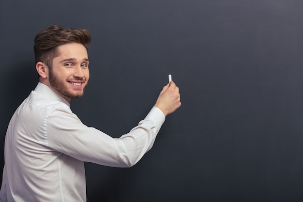 Guapo joven estudiante en camisa blanca clásica.