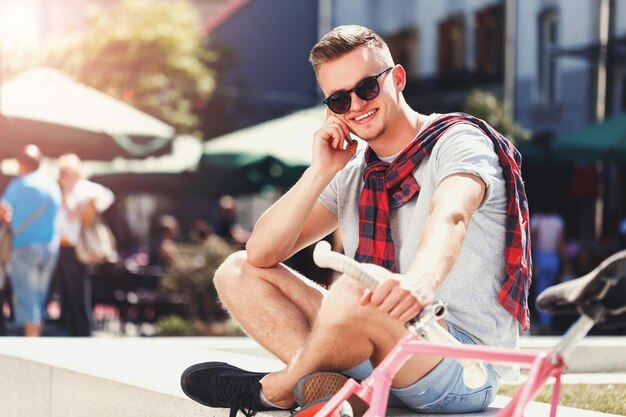 Guapo joven hipster en gafas de sol