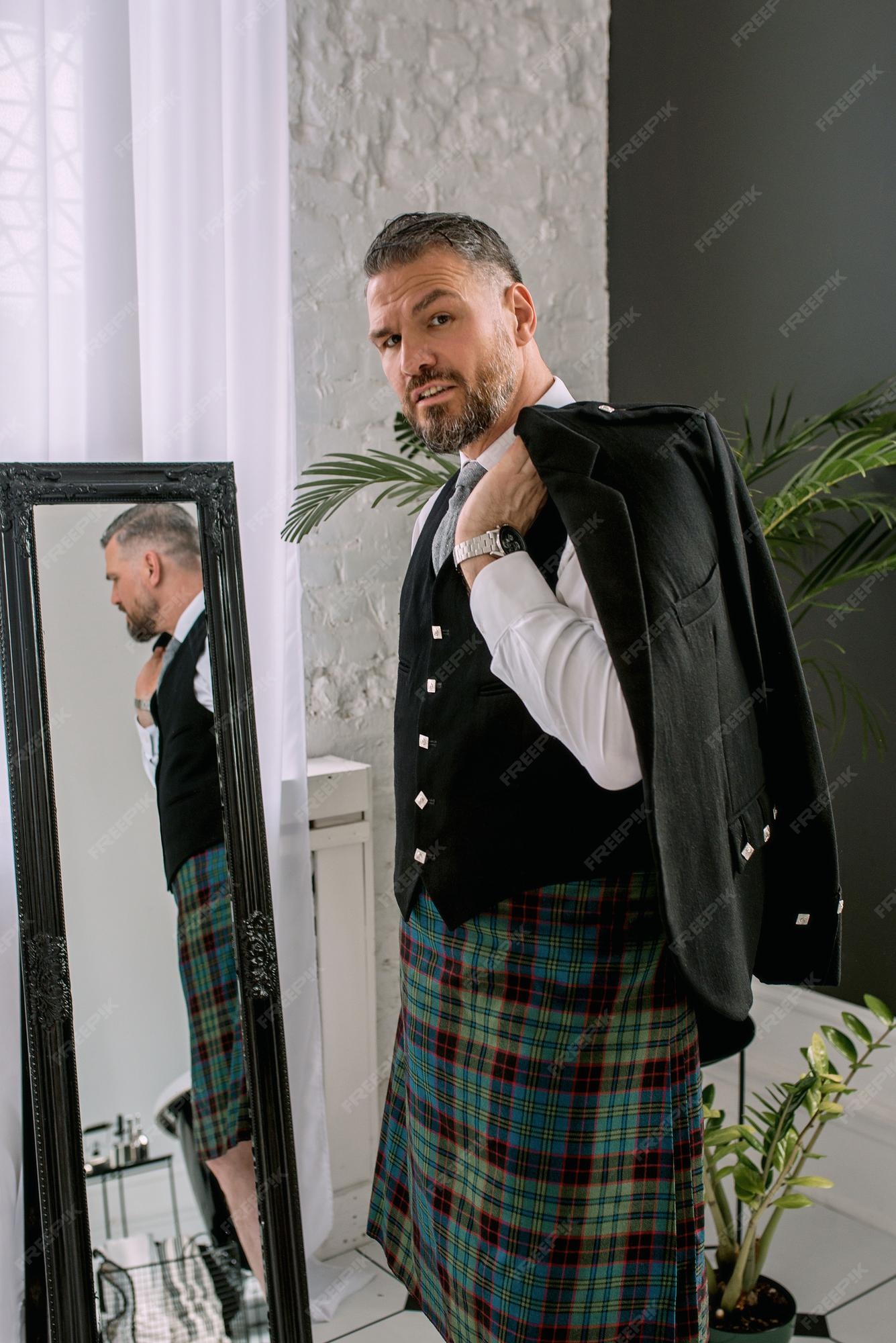 Guapo maduro hombre escocés en falda escocesa estilo moda de vida cultura | Foto Premium