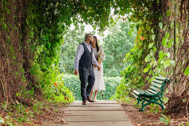 Foto guapo pareja chica y chico en el parque