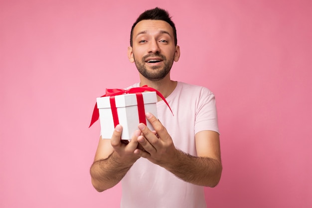 Guapo positivo increíble morena joven sin afeitar con barba