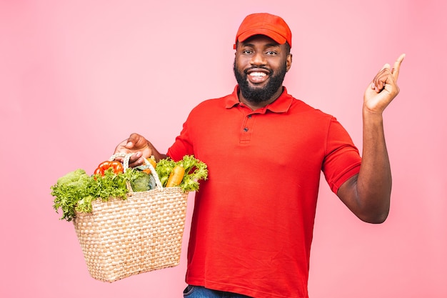 Guapo repartidor afroamericano que lleva la caja del paquete de comida de la tienda