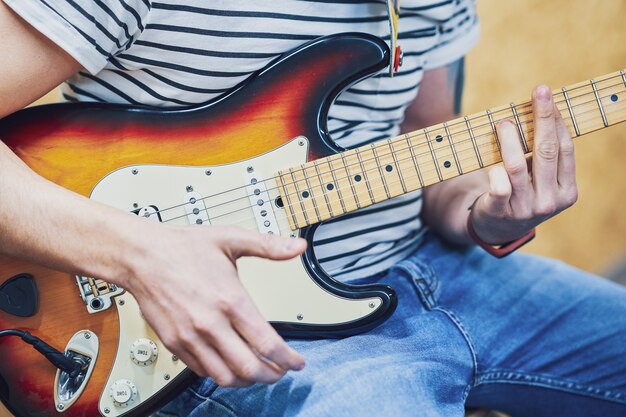 guapo, tocar la guitarra, en, estudio