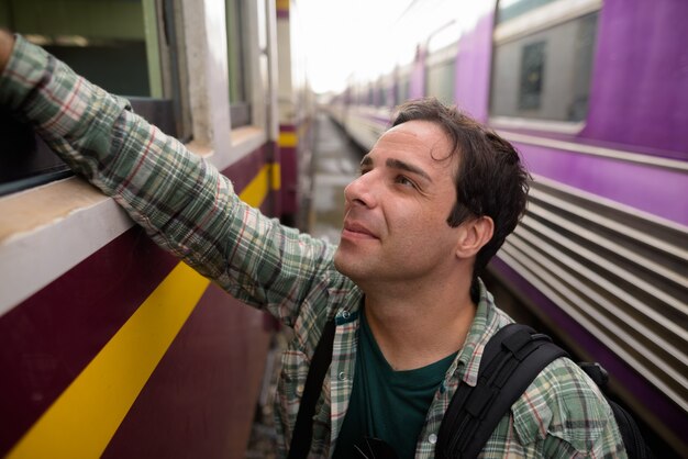 Guapo turista persa en la estación de tren de Bangkok