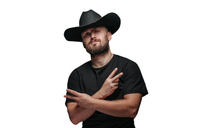 Foto un guapo vaquero con un sombrero de vaquero negro y una barba aislada.