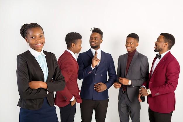 Guapos africanos en trajes sobre fondo blanco.