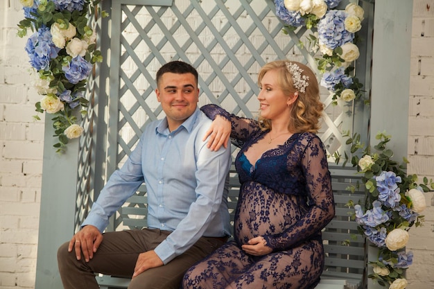 Foto guapos futuros padres están sentados en el mirador