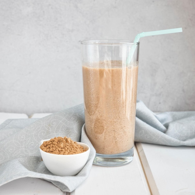 Guaraná en polvo en un tazón blanco y batido energético de guaraná