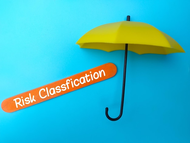 Guarda-chuva amarelo com a palavra Risk Classfiaction