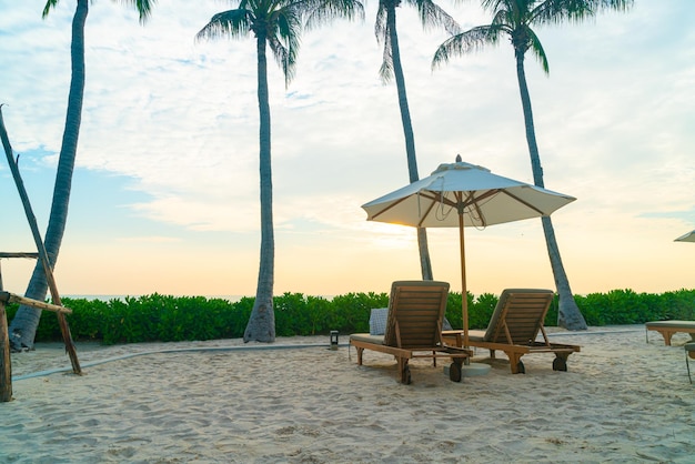 Guarda-chuva com cadeira de praia e conceito de férias e férias de fundo do mar oceano