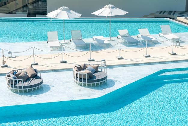 guarda-chuva com piscina ao redor da piscina - conceito de férias e férias